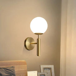Modern and fashionable wall lamp