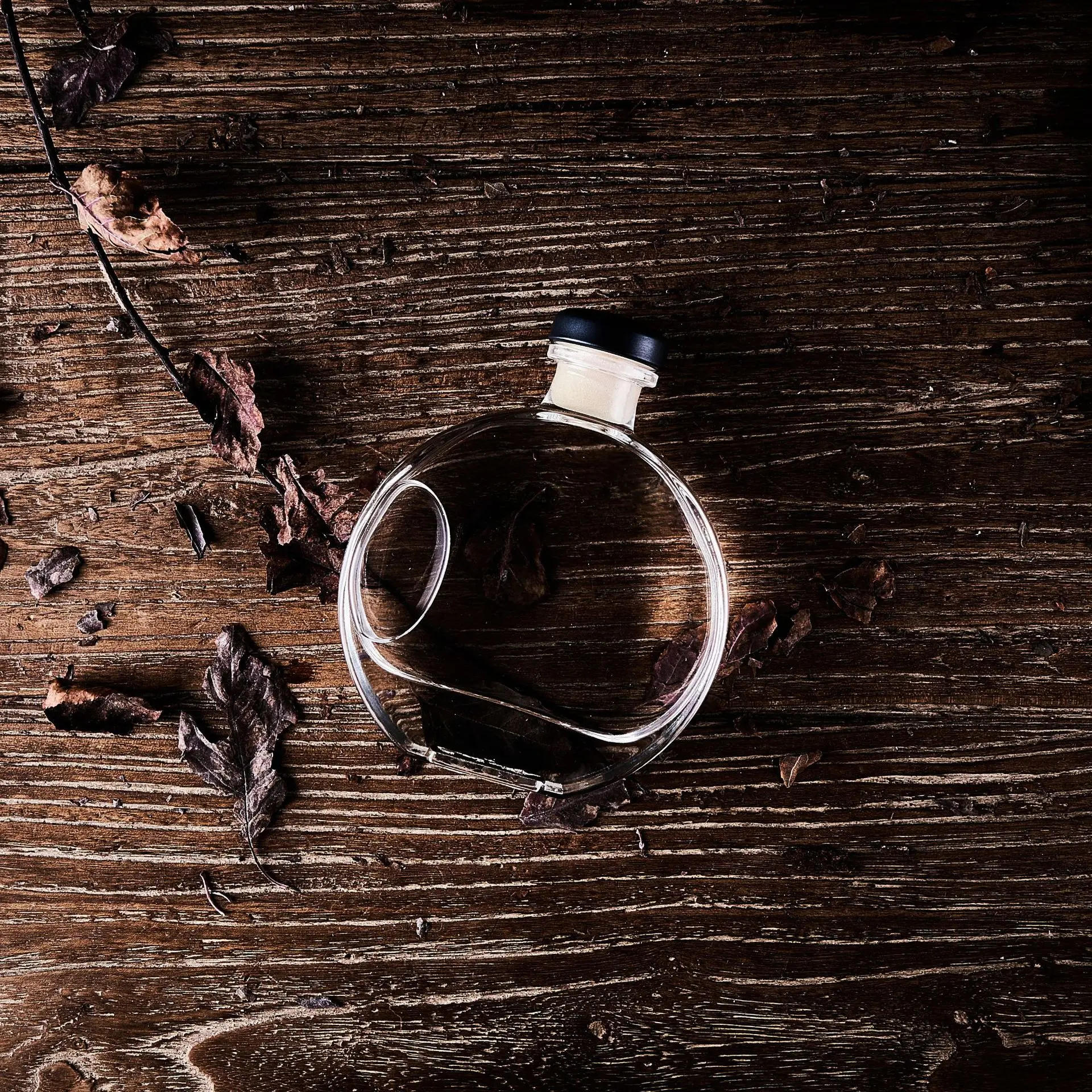 Description Picture 5 of itemRound shaped mini 50ml outdoor easy carry lead-free glass whiskey decanter for Liquor Scotch Bourbon