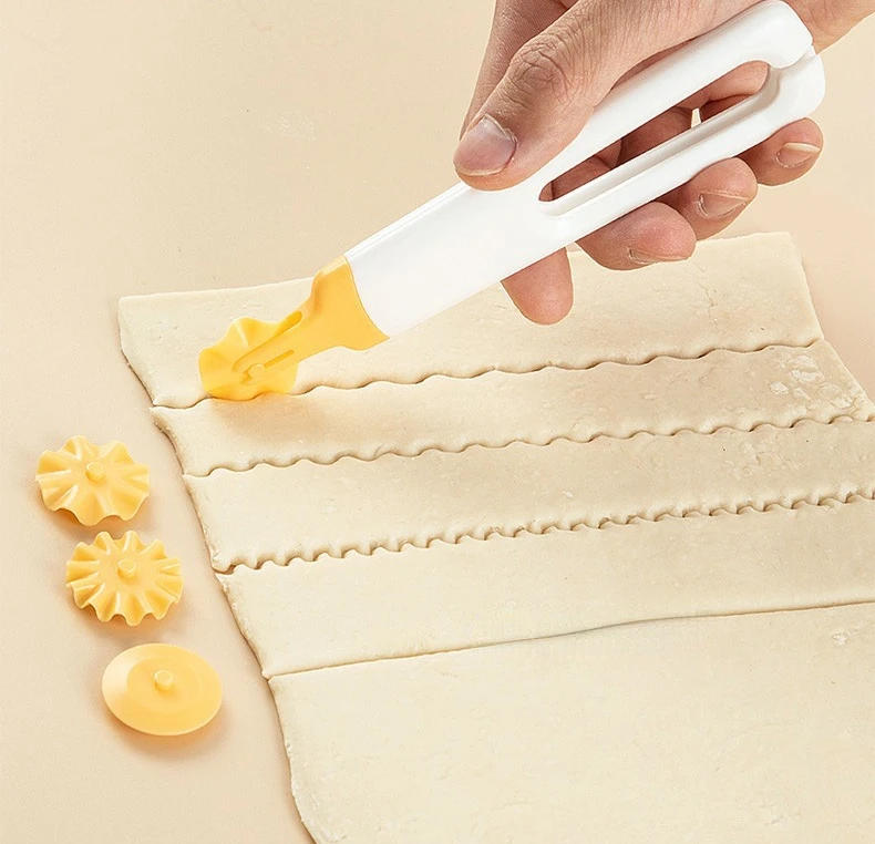 Description Picture 2 of itemDumplings Biscuit Roller Cutter Cookie Round Rolling Cutting Blade Dough Circle Wheel for Pizza Pastry Pie Crust Baking Tools