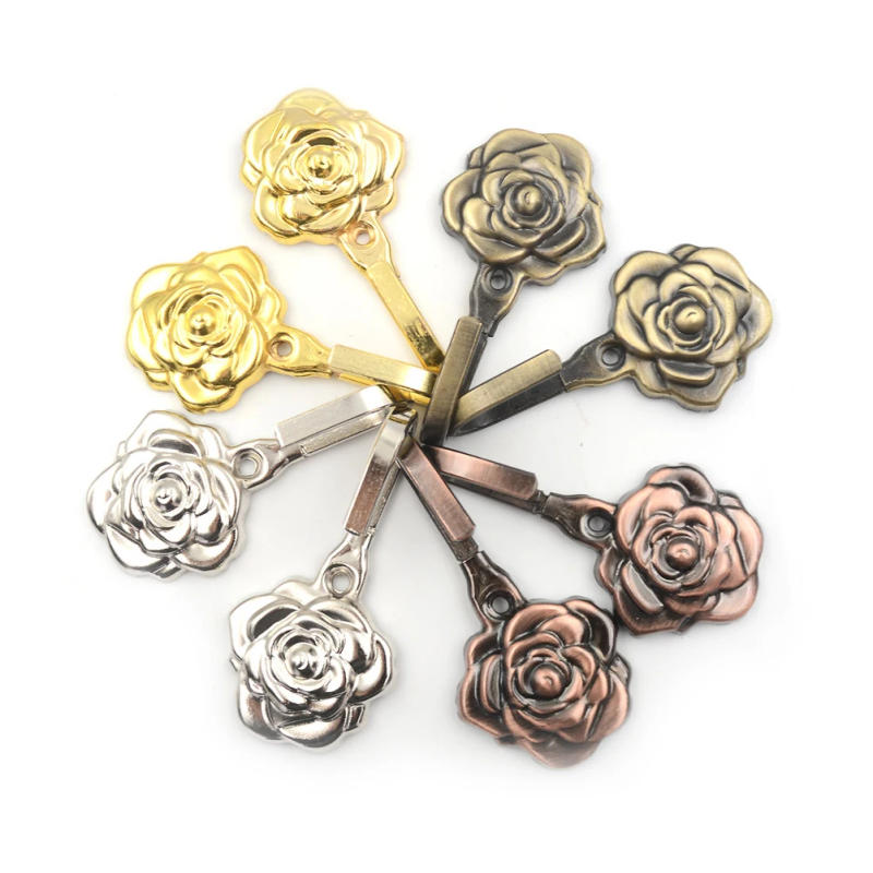 Description Picture 3 of item2pcs/set Rose Pattern Metal Curtain Hooks Home Wall Door Decorative Hook backs to hang up small items wall decoration