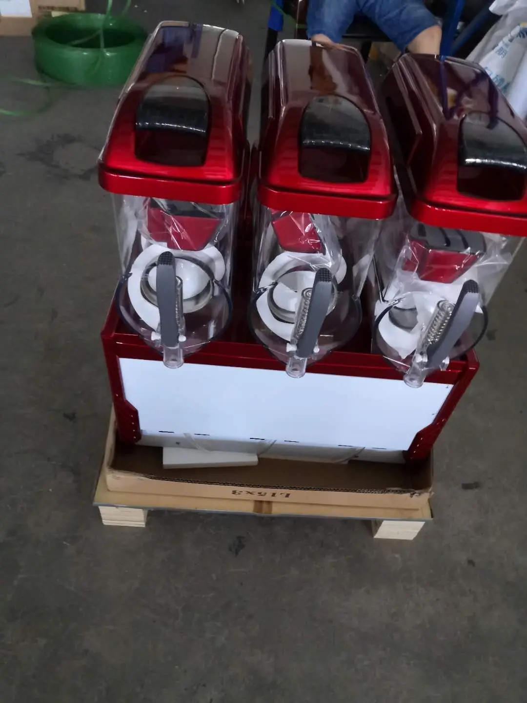 Description Picture 6 of item2022 CE Approved 3 Tanks Electric Ice Slush Maker Machine Commercial  Portable Frozen Drink Smoothie Maker Machine for Sale