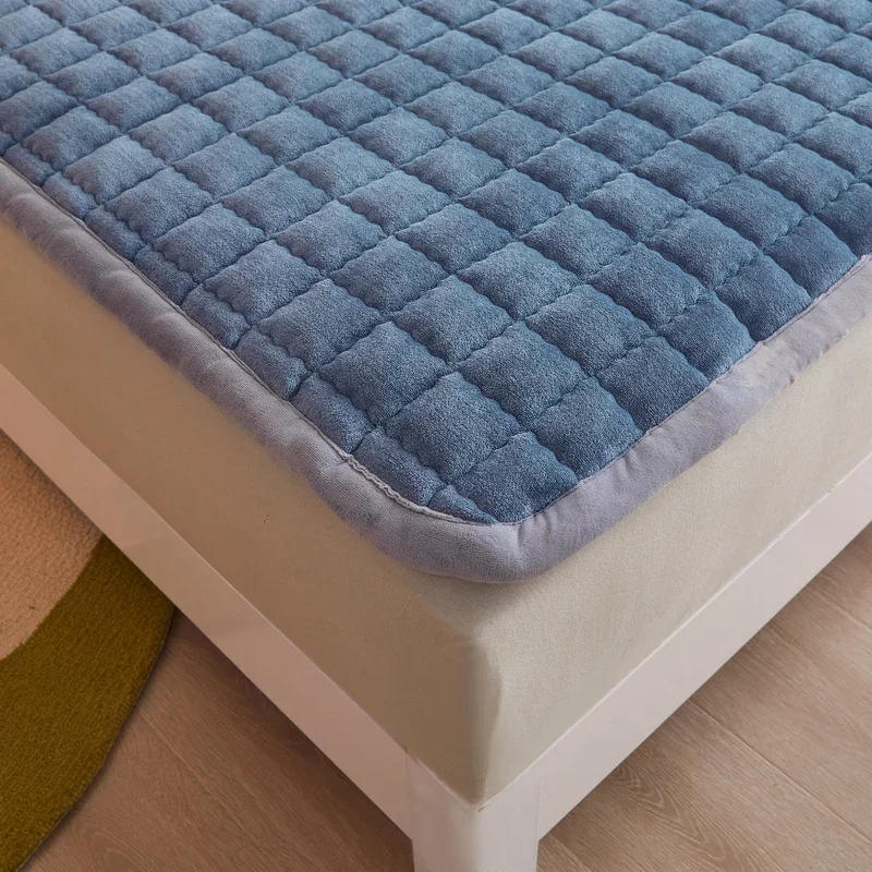 Description Picture 4 of itemQuilted Mattresses Thickened Bedsheet матрас топпер Velvet Mattress Topper Skin-friendly Bed Linen Blue Mattress(No Pillowcase)