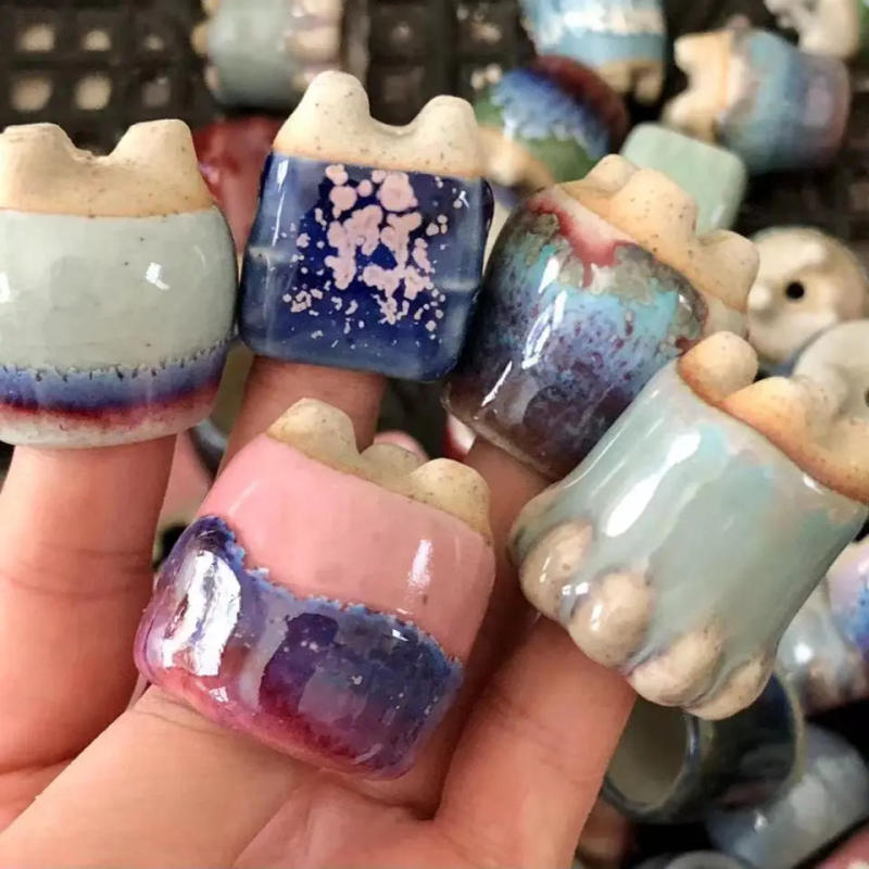 Description Picture 5 of item1Pcs Mini Thumb Flower Pot Super cute Small Succulent Plant Flower Pot Home Garden Mini Bonsai Planting Random color and shape