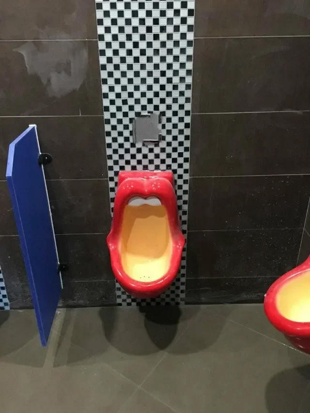 Description Picture 4 of itemKreatywna alternatywna osobowość piękna kobieta czerwone usta ludzki usta wiadro na pisuar wiadro na pisuar