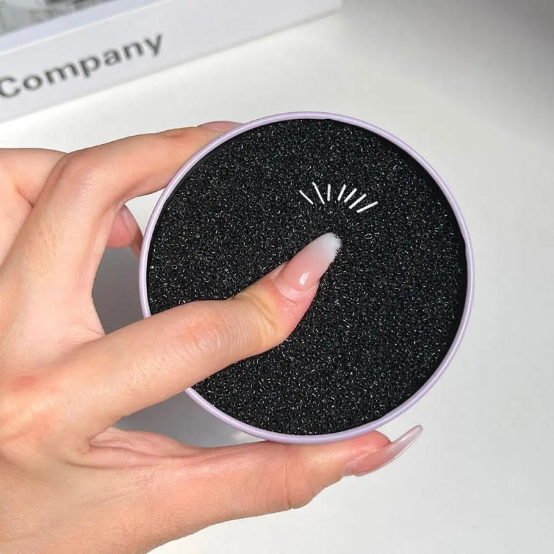 Description Picture 2 of itemPortable Makeup Brush Cleaner Soft Lightweight Makeup Brush Cleaning Box Dry Cleaning Durable Make Up Brush Cleaning Tool Girl