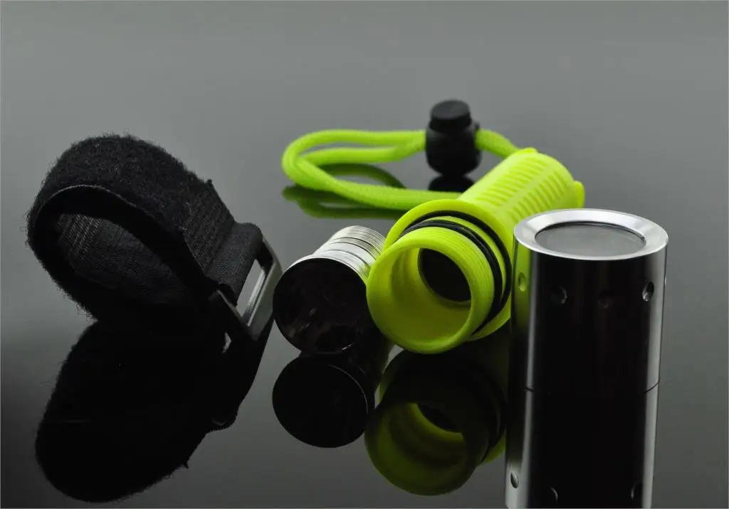 Description Picture 4 of itemHigh Power Diving Flashlight IP68 Waterproof Diving Light Underwater Handlamp Powered Outdoor Lighting Lantern By 18650 Battery
