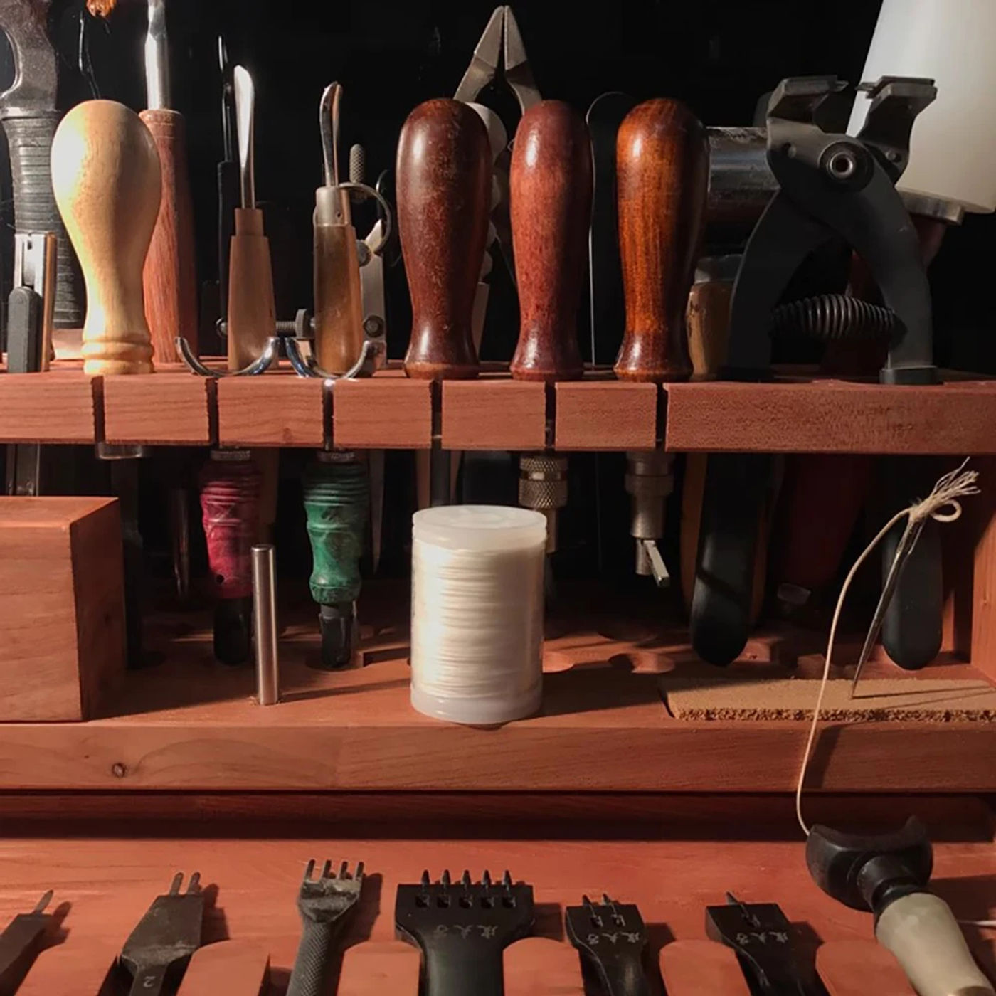 Description Picture 6 of itemMulti-Functional Practical Leather Tool Holder DIY Handmade Leathercraft Carving Cutting Tools High-End Elmwood Storage Rack