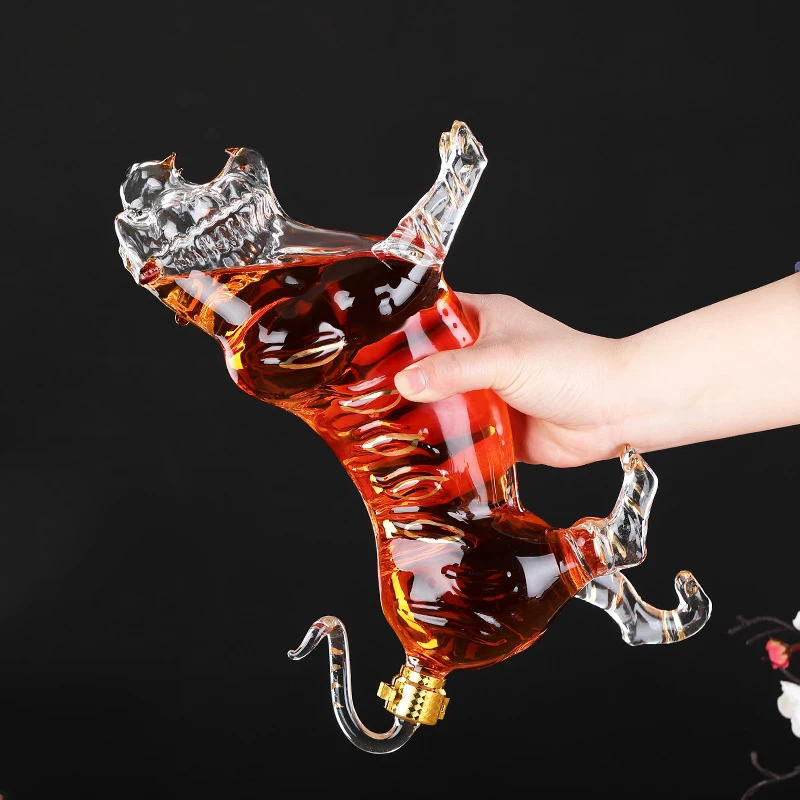 Description Picture 6 of itemHandsome tiger shaped animal lead-free glass bottle wine decanter barware whiskey decanter for Liquor Scotch Bourbon