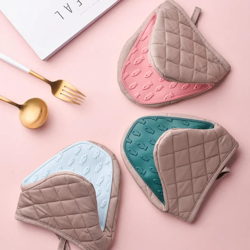 Description Picture 5 of itemUniversal Silicone Anti Scald Oven Glove Fish Shaped Thickened Insulation Gloves BBQ Mitts Tray Dish Bowl Holder Baking Supplies