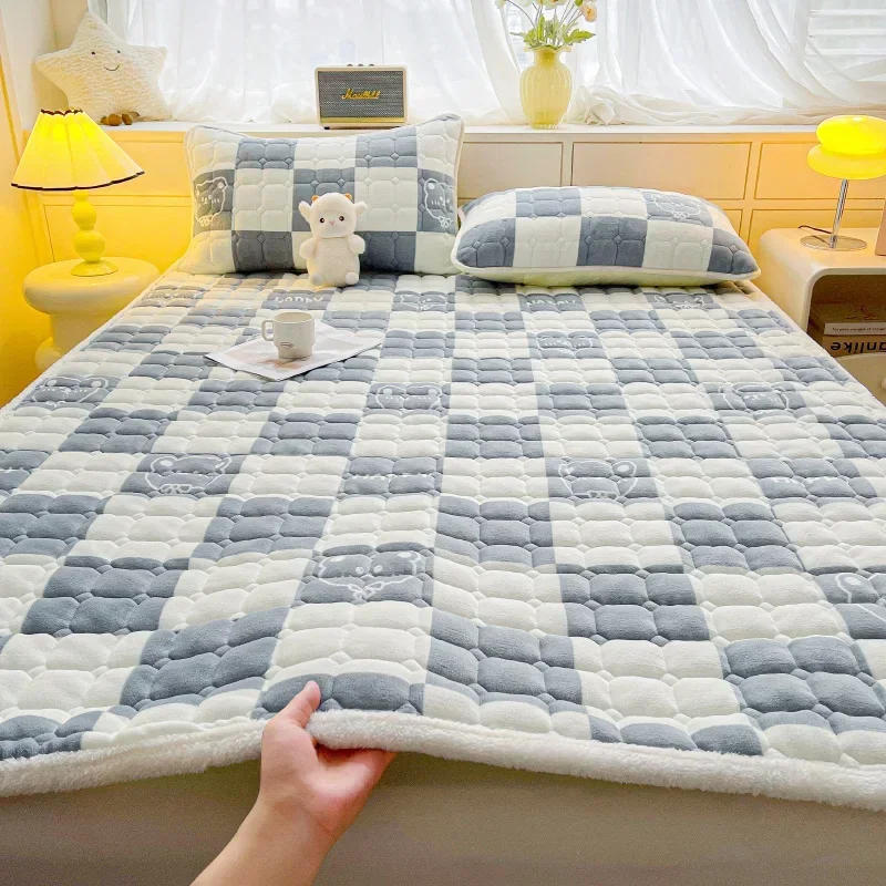 Description Picture 4 of itemWarm Mattress Topper Quilted Bed Mat Cover Velvet Bed Linen Plaid Mattress Protection Pad матрасы для кровати (No Pillowcase)