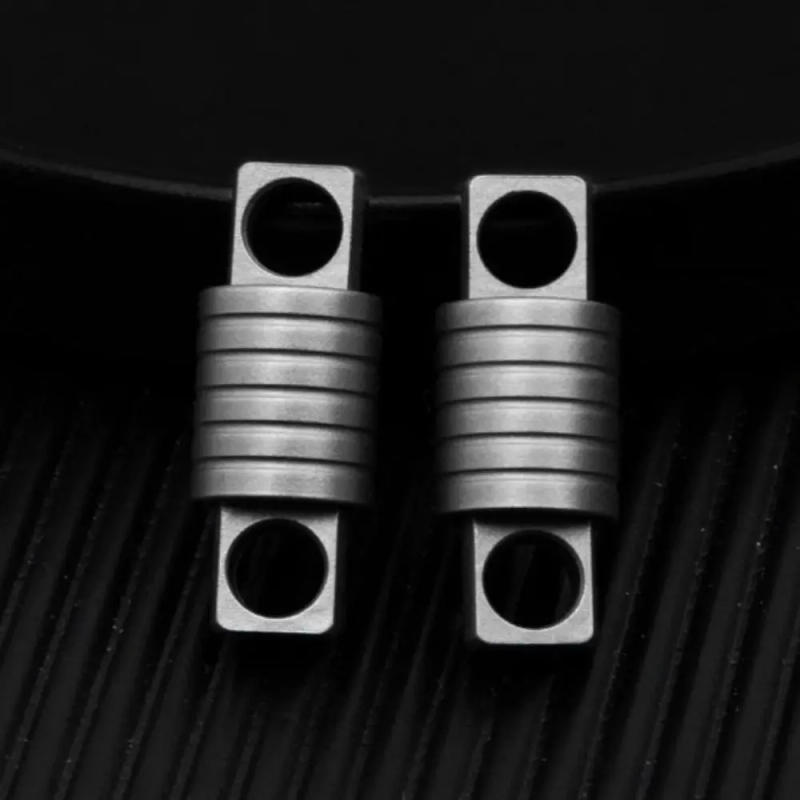 Description Picture 2 of itemPortable Titanium Alloy Ultra-light EDC Keychain Accessories Car Key Ring Outdoor Small Tool 360° Rotatable Keyring