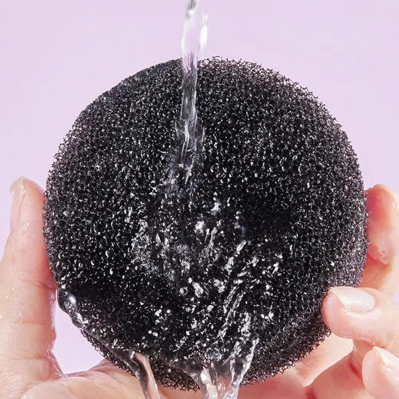 Description Picture 4 of itemPortable Makeup Brush Cleaner Soft Lightweight Makeup Brush Cleaning Box Dry Cleaning Durable Make Up Brush Cleaning Tool Girl