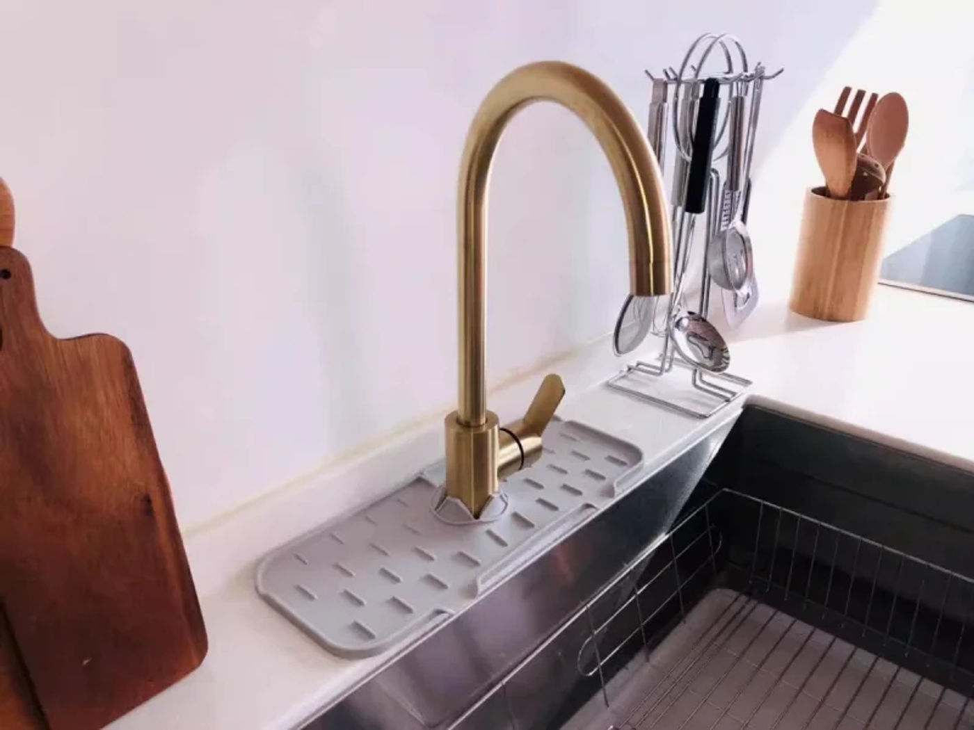 Description Picture 3 of itemKitchen Silicone Faucet Absorbent Mat Sink Splash Catcher Countertop Protector Mat Draining Pad for Bathroom Kitchen Gadgets