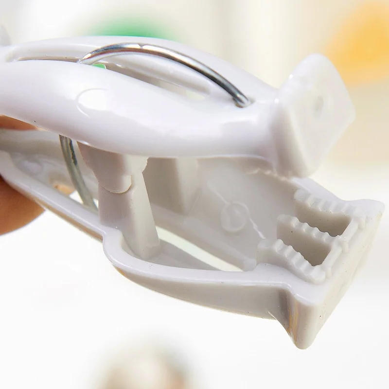 Description Picture 5 of item4 Pcs/set Creative Cat Cartoon Clip Bags Strong Plastic Clothes-pin Shape Socks Hanging Pegs Clamps Laundry Photo Holder