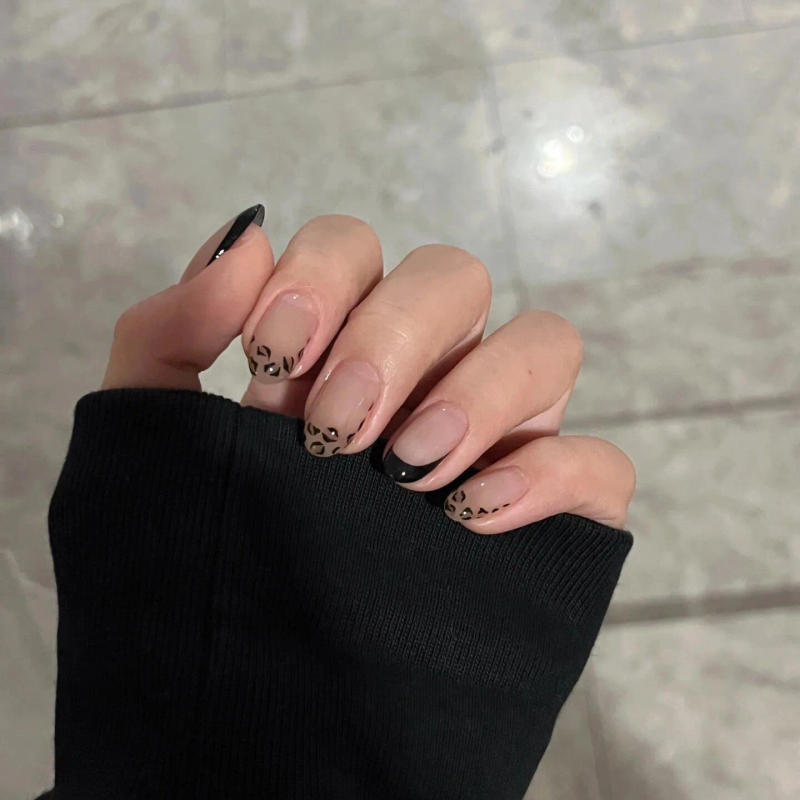 Description Picture 4 of item10Pcs Handmade Short Black White Press on Nails Oval Leopard Print Fake Nails Irregular French Wearable False Nails Tips