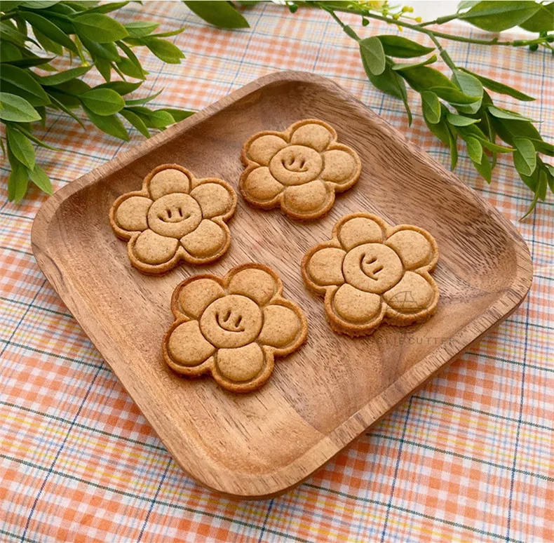 Description Picture 5 of itemCute Sunflower Cookie Cutter Plastic Biscuit Fudge Dessert Stamp DIY Fondant Cake Candy Mould Kitchen Pastry Baking Tools
