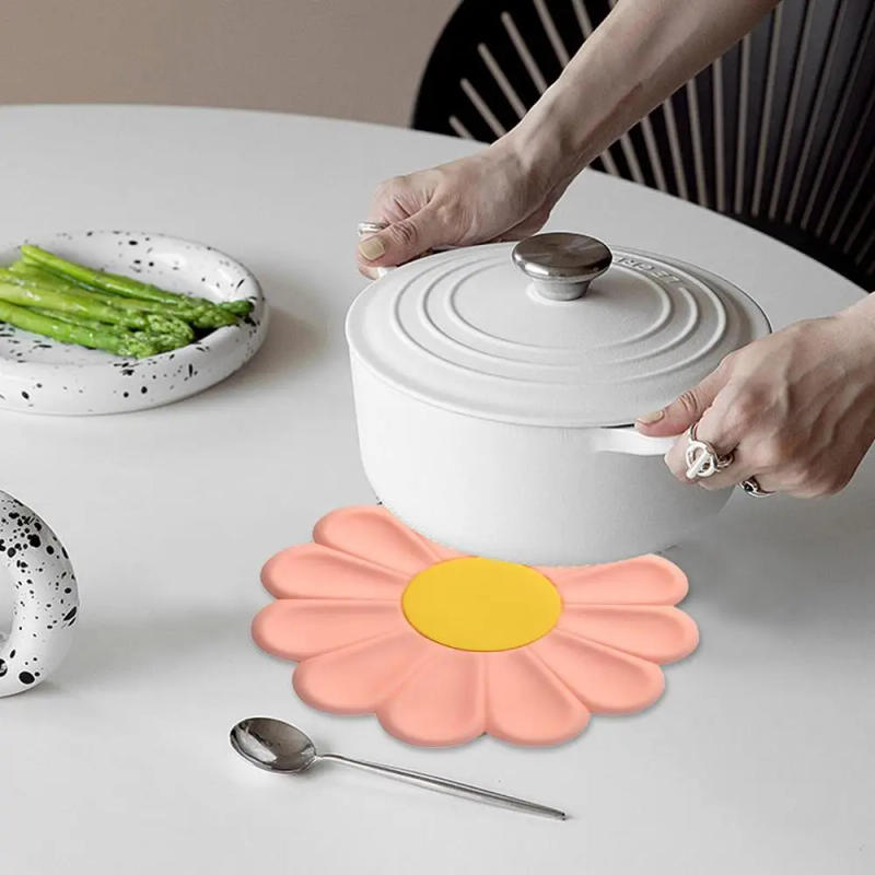 Description Picture 4 of itemSilicone Pot Mat Cute Daisy Heat Resistant Trivets For Hot Pots Waterproof Silicone Non-slip Countertops Mat Coaster Placemat