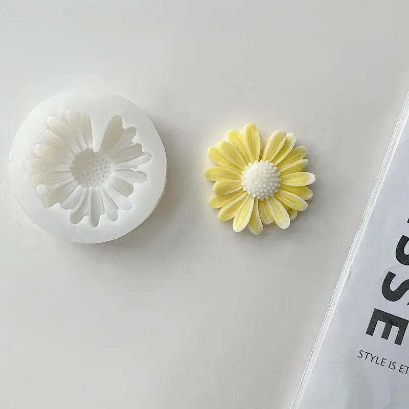 Description Picture 4 of item2024 New Daisy Scented Daisy Silicone Candle Mold Aromatherapy Soap Mold for Candle Making Kit DIY Flower Handmade Candle Mold