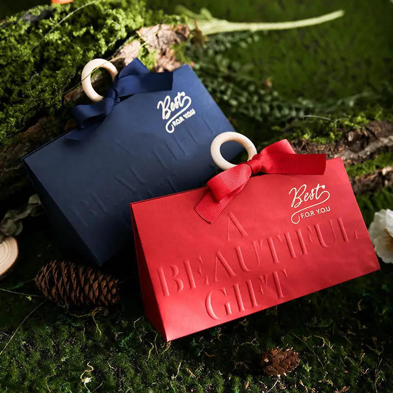 Description Picture 6 of itemSpot European Triangle Gift Box With Hand Ceremony Wedding Candy Box Party Creative Card Simple Portable