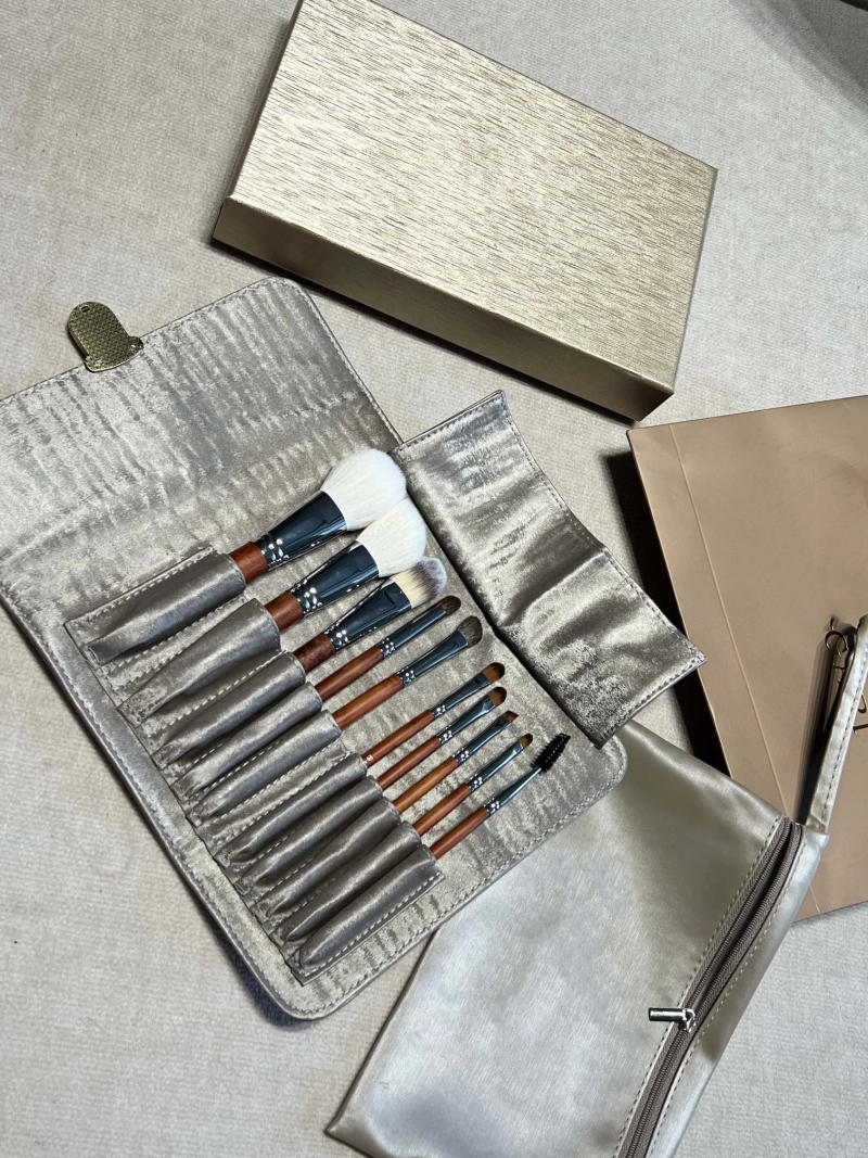 Description Picture 6 of itemMakeup Brush High End Leather Bag Gentle Hair Super Fit Storage Elegant  Brand Quality Super Luxury Gifting Super Attractive