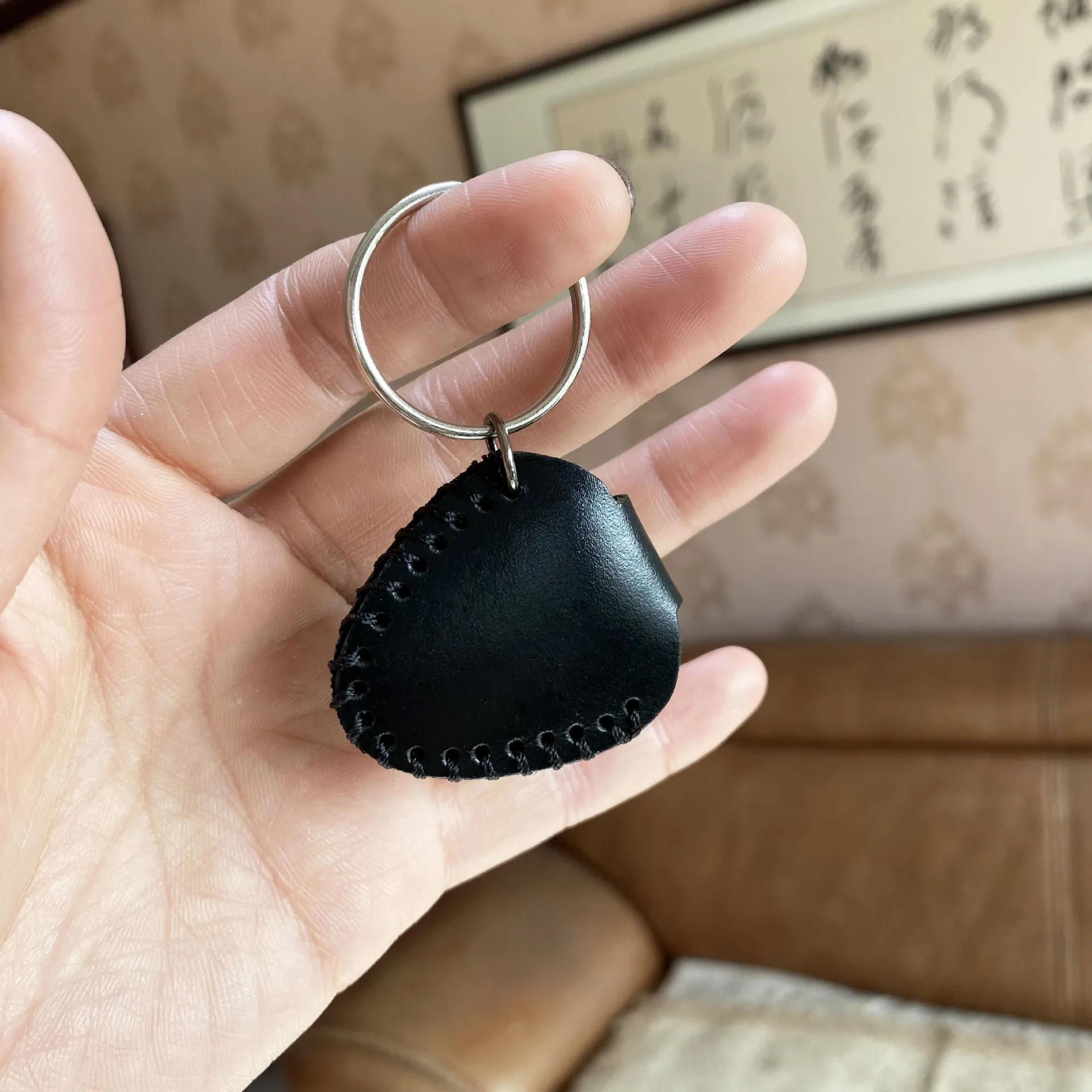 Description Picture 5 of item1PCS Genuine Leather Guitar Pick Storage Bag Pocket case Key Chain