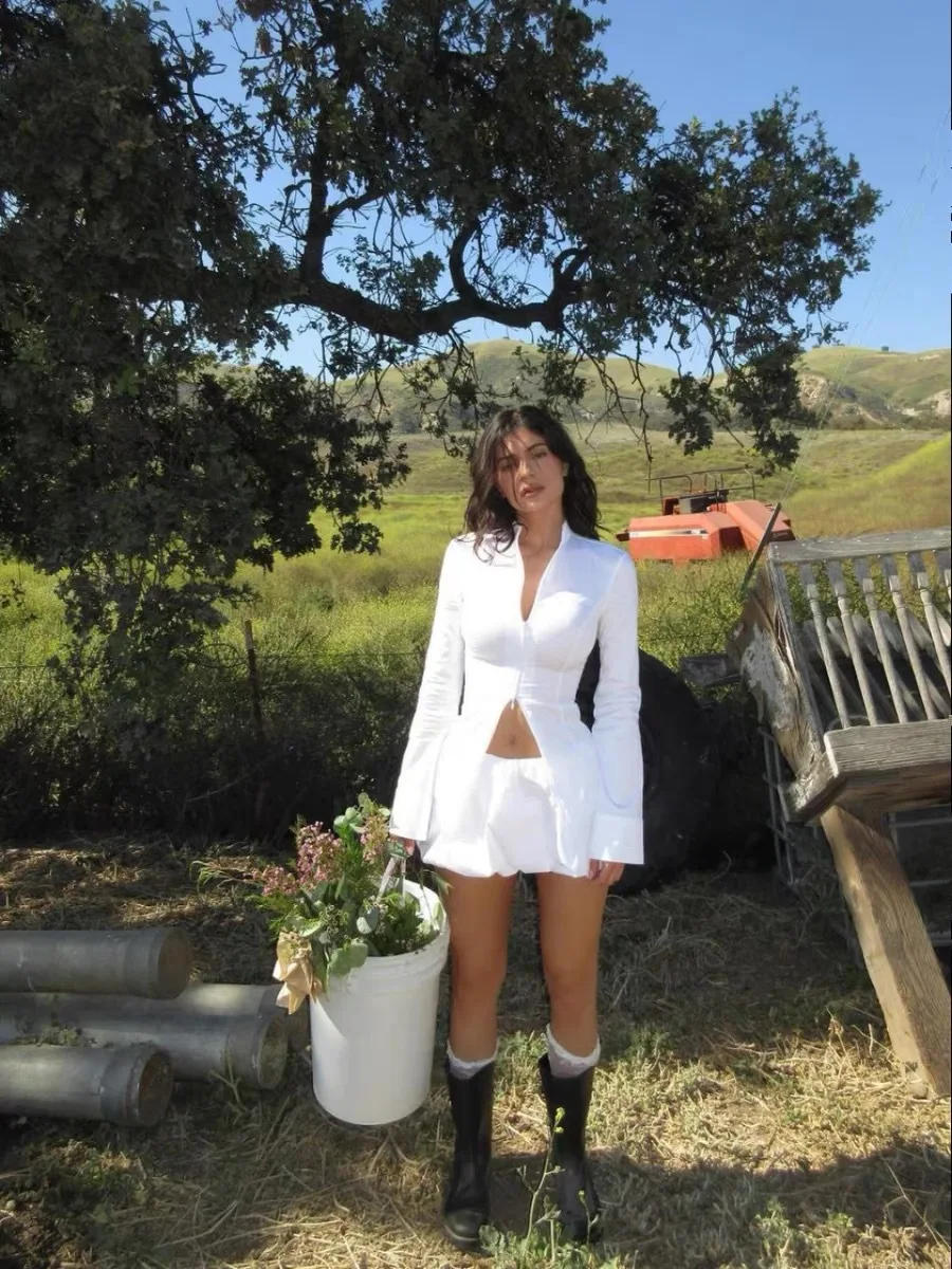 Description Picture 4 of itemDouble Zipper Design Slim Fit and Slimming Shirt Jacket Low Waist Fluffy Floral Bud Short Skirt Set for Women