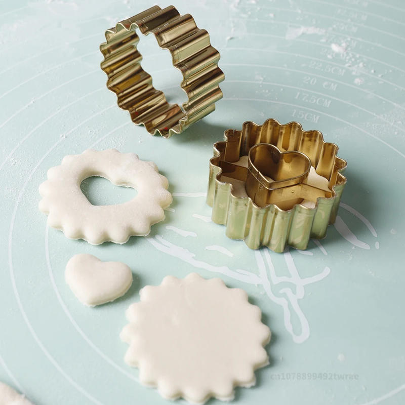 Description Picture 4 of itemStainless Steel Heart Shape Pastry Biscuit Mold Jam Sandwich Valentine's Day Cookie Cutter Biscuit Embossing Molds Baking Tool