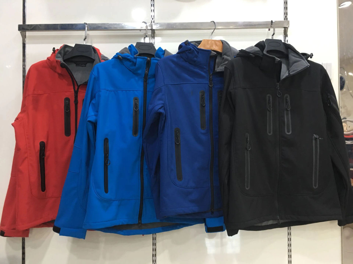 Description Picture 3 of itemCustom Print New Softshell Jacket Men Waterproof Fleece Thermal Outdoor Hooded Hiking Coat Ski Trekking Camping Hoodie Clothing