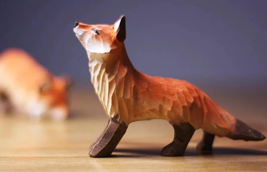 Description Picture 4 of itemModern Art Fox Wood Carving Ornaments Solid Wood Handicrafts Red White Foxes Home Decor Desk Decor Animal Figurine Statue