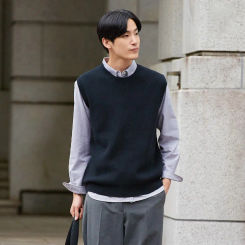 2023 New Men Sweater Vest Male O-neck Solid Sleeveless Male Tops Basic Cozy Korean Style Leisure Knitted Waistcoat Clothing I39