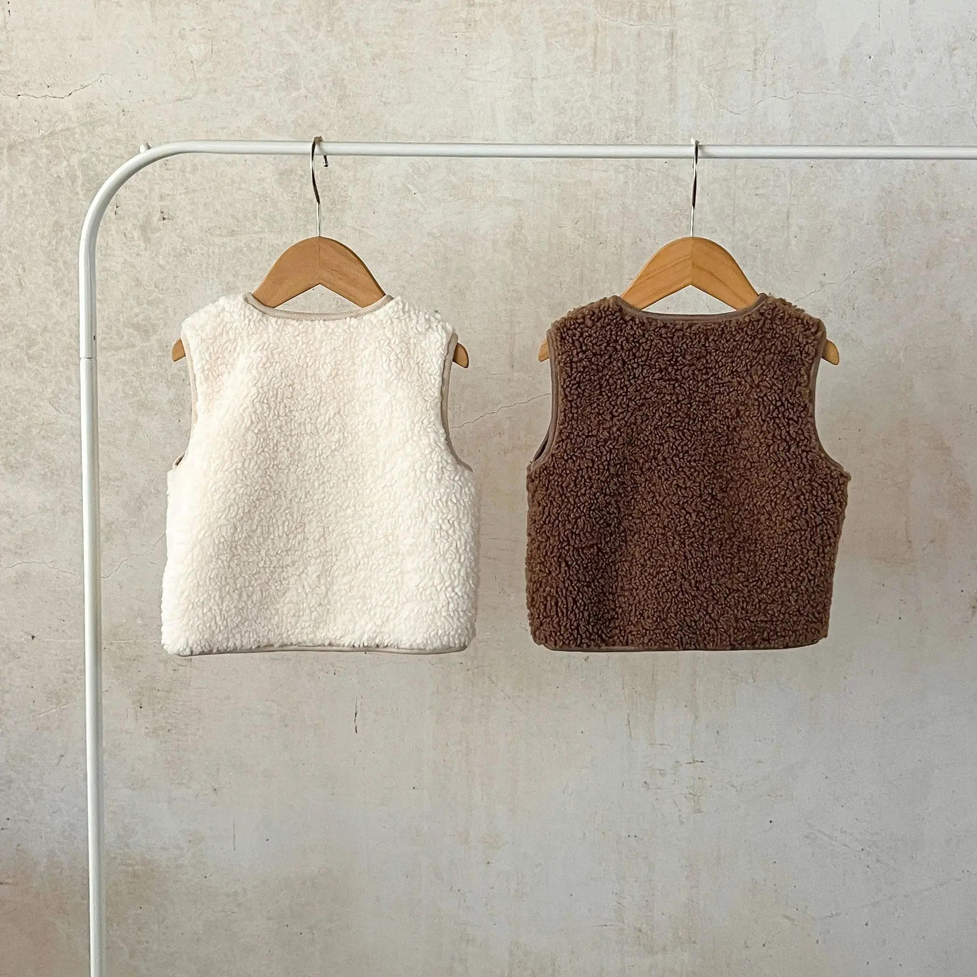 Description Picture 4 of item2025 New Baby European and American Vest Autumn and Winter Baby Cardigan Vest Baby Sleeveless Vest Coat