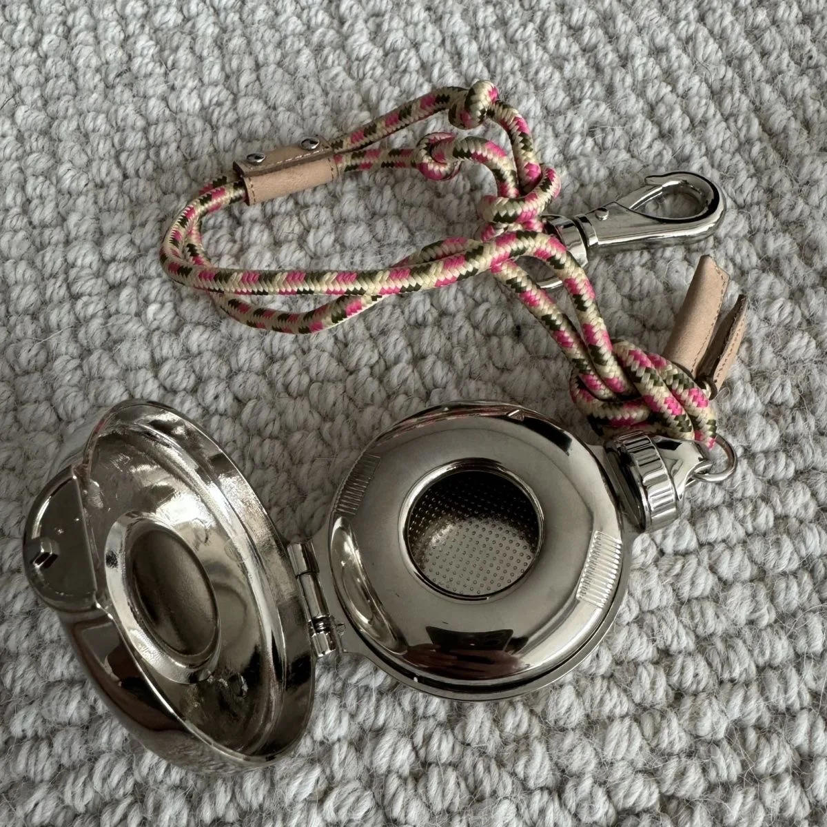 Description Picture 2 of itemStainless Steel Saturn Ashtray Luxury Portable Ashtray Bag Pendant  Living Room Desktop Creative Ornament Home Decoration