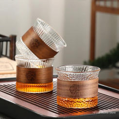 Japanese Style Glass Coffee Mug Walnut Wood Cup Sleeve Glass Cup Hammer Pattern Glass Tea Cup Coffeeware Beautiful Tea Mugs