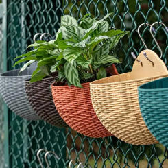 Flower Pot Exquisite Wall-mounted Plastic Wall Hanging Basket Flowerpot for Outdoor Garden Balcony Decoration Planter