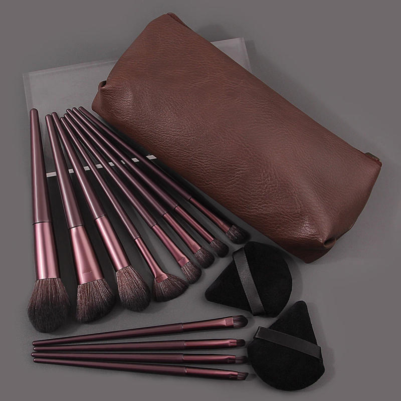 Description Picture 5 of itemA set of 15 multi-functional makeup brushes +2 non-sticking triangular powder puffs +1 portable makeup brush storage bag