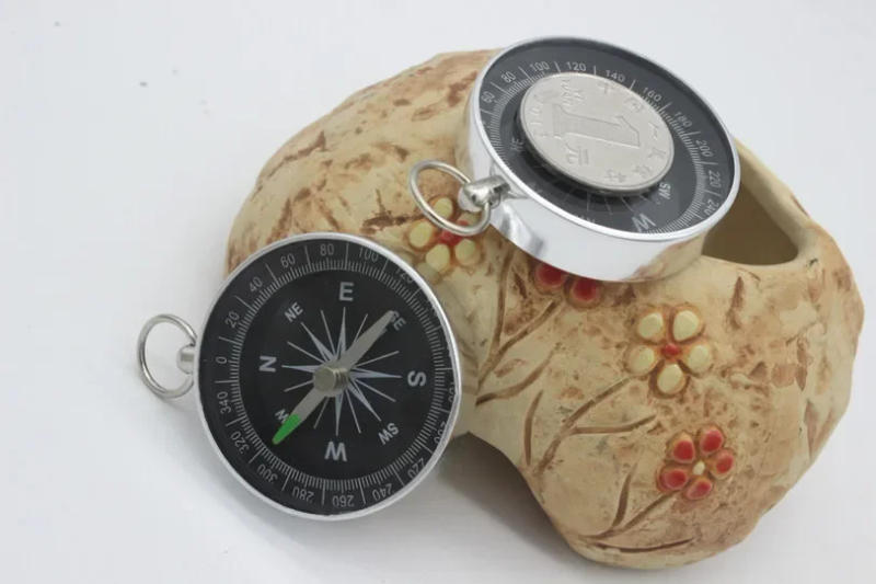 Description Picture 5 of itemPortable Compass Key Chain For Outdoor Camping Lightweight Aluminum Compass Trekking Hiking Survival Compass