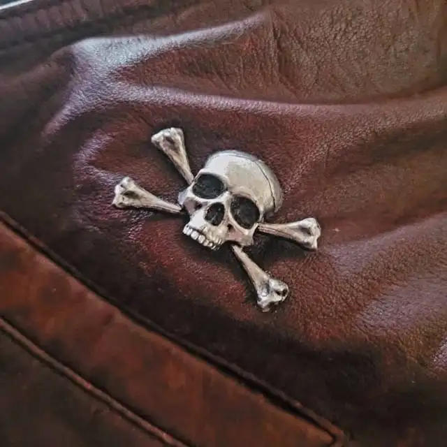 Description Picture 3 of itemVintage Gothic Skull Brooch Halloween Vintage Skull Dagger Badge Brooch Metal Horror Skull Sword Mini Costume Brooch