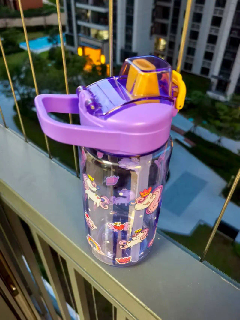 Description Picture 2 of itemCartoon trendy water cup, portable for outdoor use, large capacity, with straw, suitable for students and children, 600ml