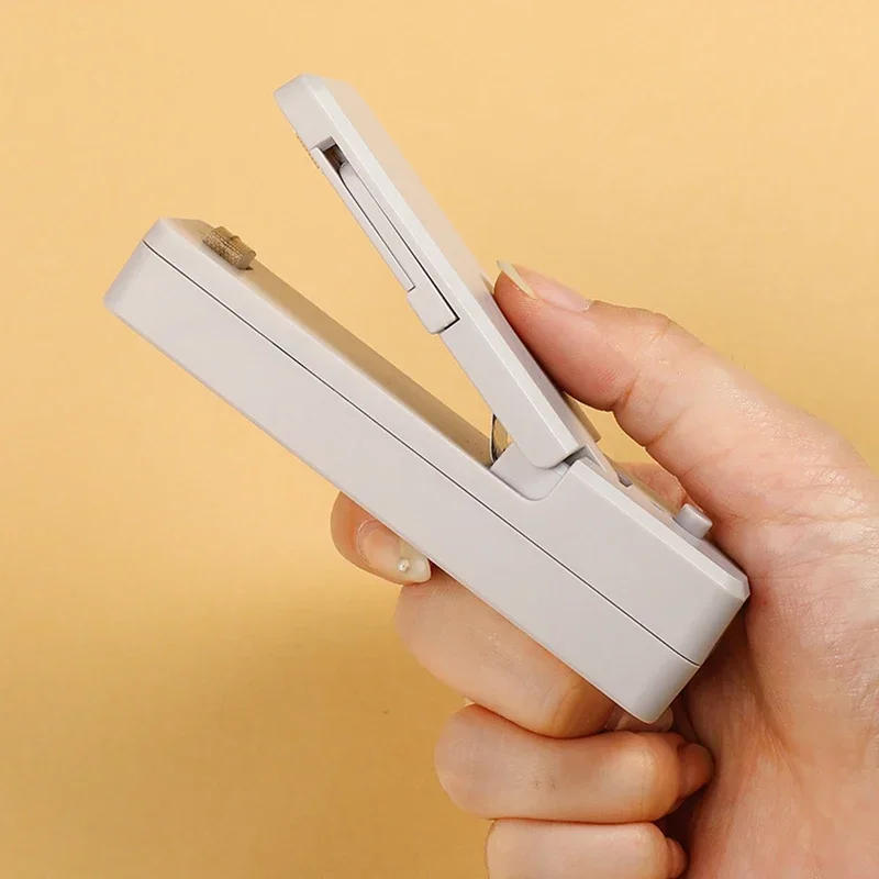 Description Picture 5 of itemHeat Sealer USB Rechargtable Mini Sealing Machine Storage Bag Clip Mini Sealing Machine Sticker Seal for Food Snack Kitchen Gadg