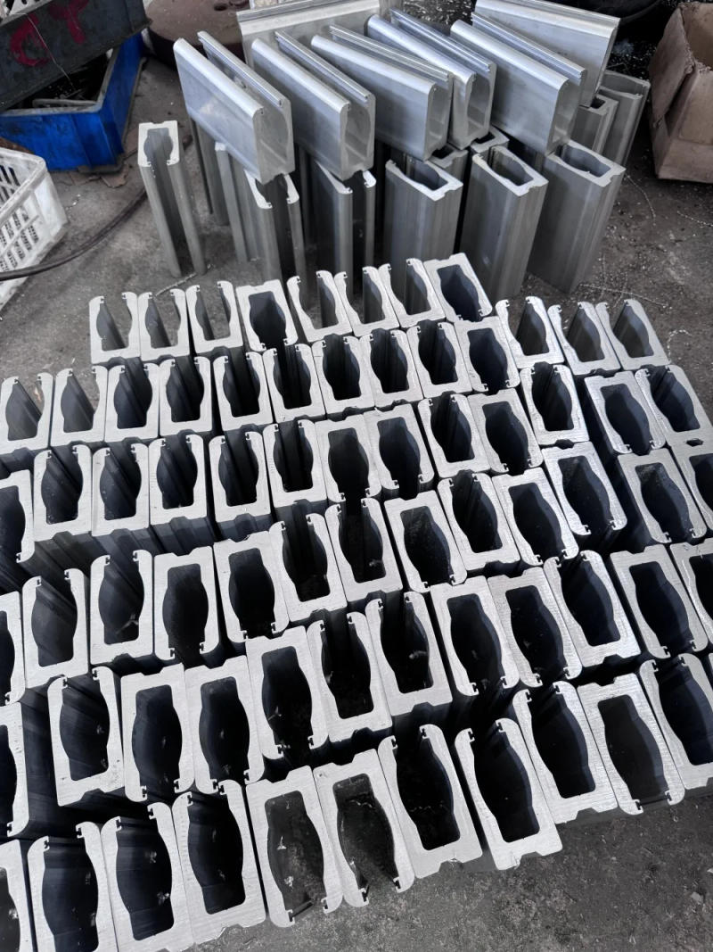 Description Picture 4 of itemZD Semi Frameless Balustrade Floor Deck Mount Glass Railing U Channels Glass Spigot