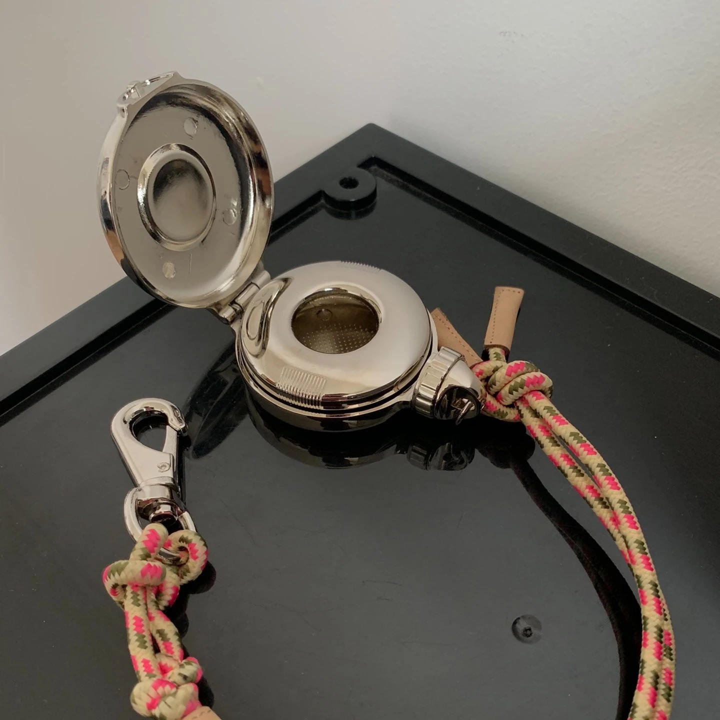 Description Picture 3 of itemStainless Steel Saturn Ashtray Luxury Portable Ashtray Bag Pendant  Living Room Desktop Creative Ornament Home Decoration