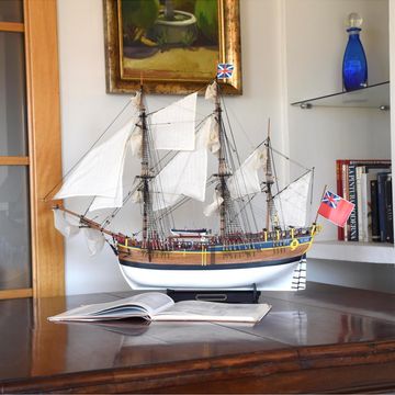 Gift Pack with Ship Model, Figures, Paints and LED Lightning: HMS Endeavour