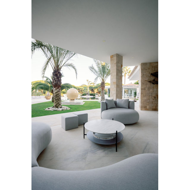 Twins, Chaise Exterior