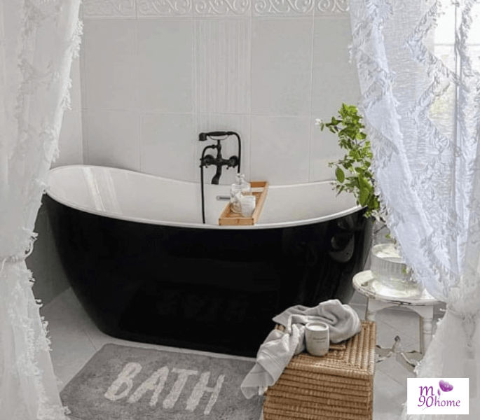 Việc sở hữu chiếc bồn tắm nằm hình thỏi vàng 1m7 màu đen giúp nhà tắm của bạn thêm sang trọng đẳng cấp