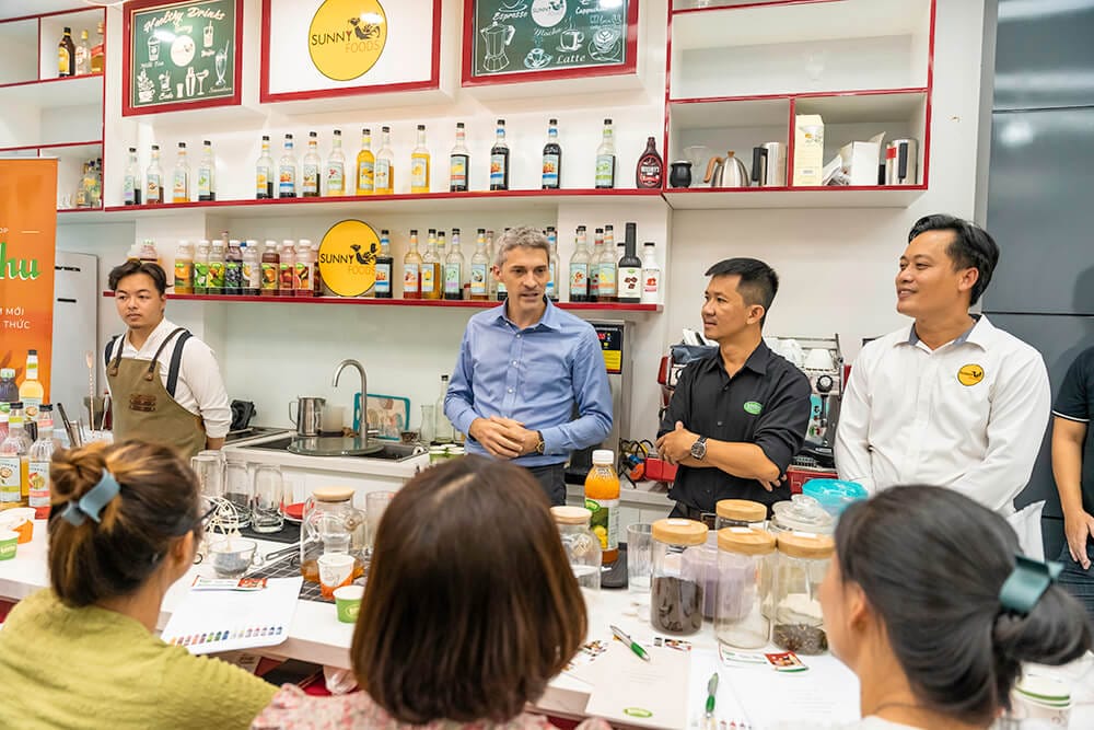 Ảnh cận cảnh các học viên đang chăm chú theo dõi hoặc tự tay thực hành pha chế