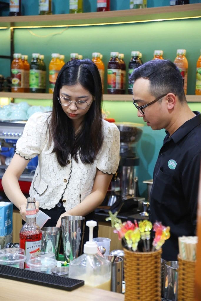 Khách hàng tham dự workshop tại Đà Nẵng đang hào hứng trải nghiệm các món nước mới