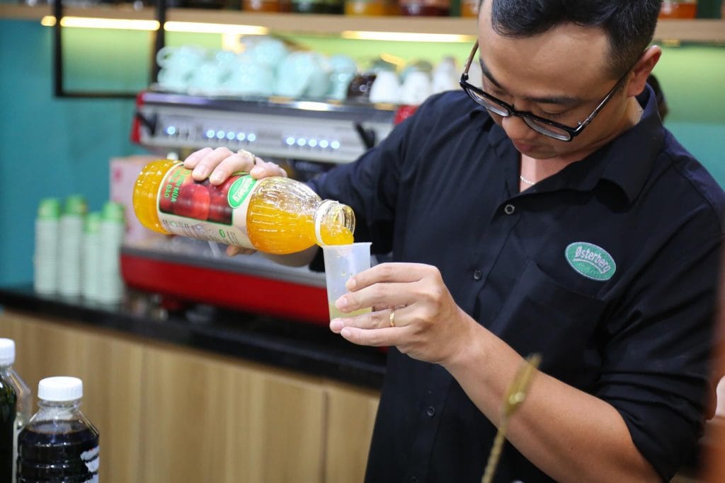 Khách hàng tham dự workshop tại Đà Nẵng đang hào hứng trải nghiệm các món nước mới