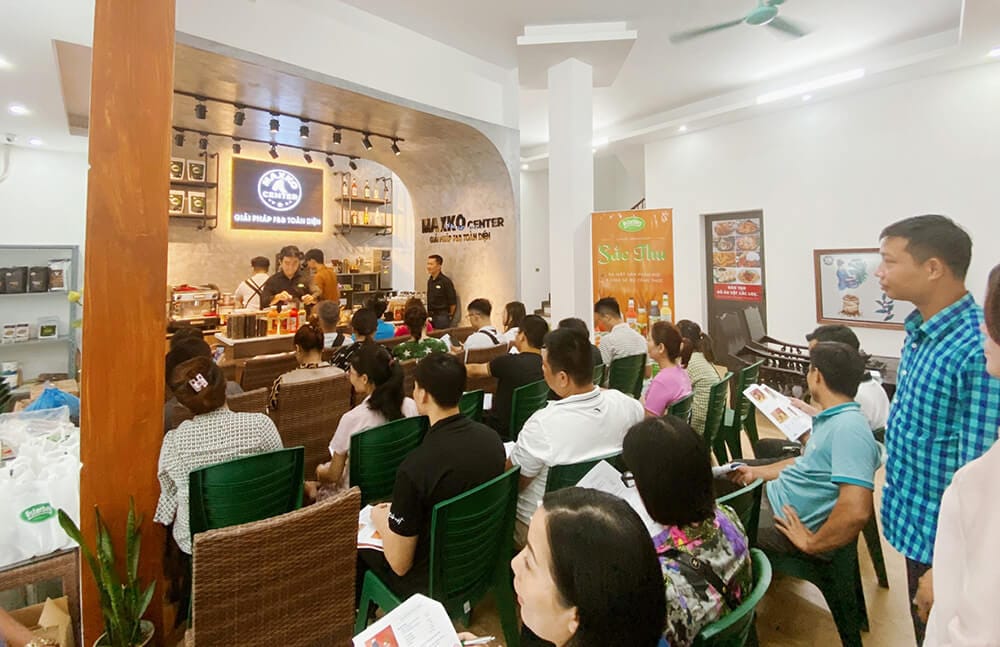 Ảnh cận cảnh các học viên đang chăm chú theo dõi hoặc tự tay thực hành pha chế