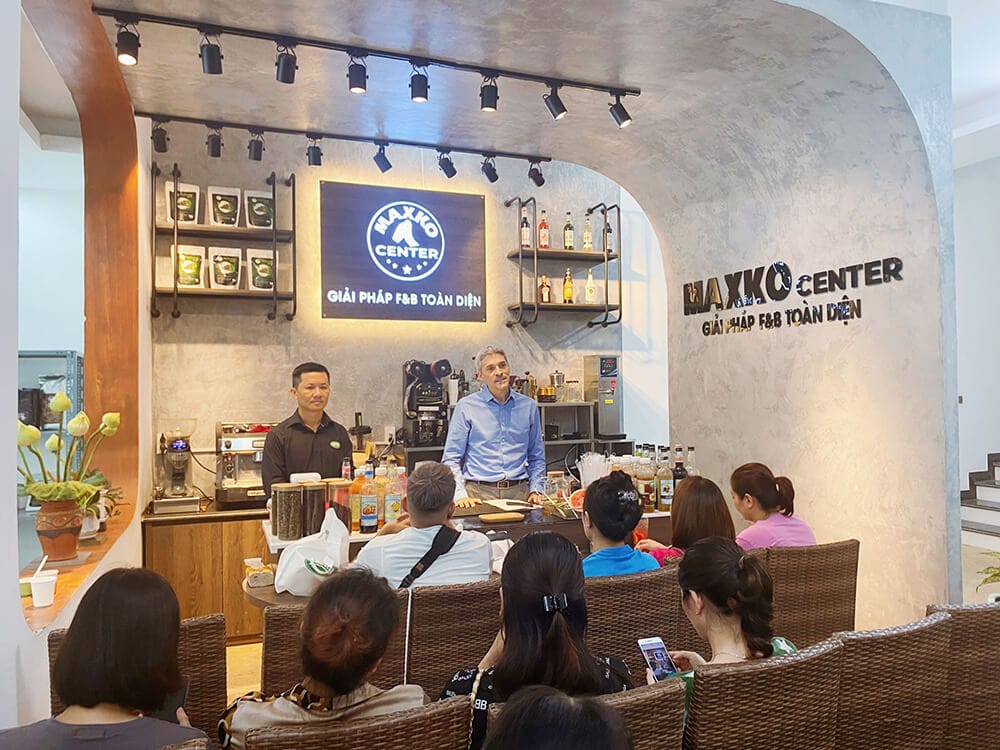 Ảnh cận cảnh các học viên đang chăm chú theo dõi hoặc tự tay thực hành pha chế