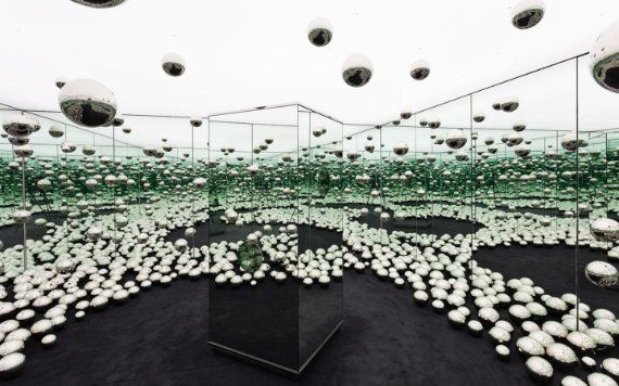 Let's Survive Forever Infinity Room di Yayoi Kusama con sfere argentate